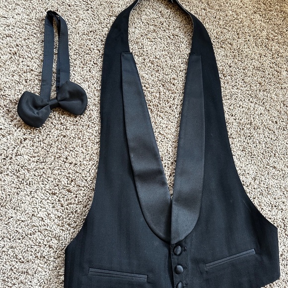 Tuxedo with pants, vest and bow tie. - Picture 8 of 8